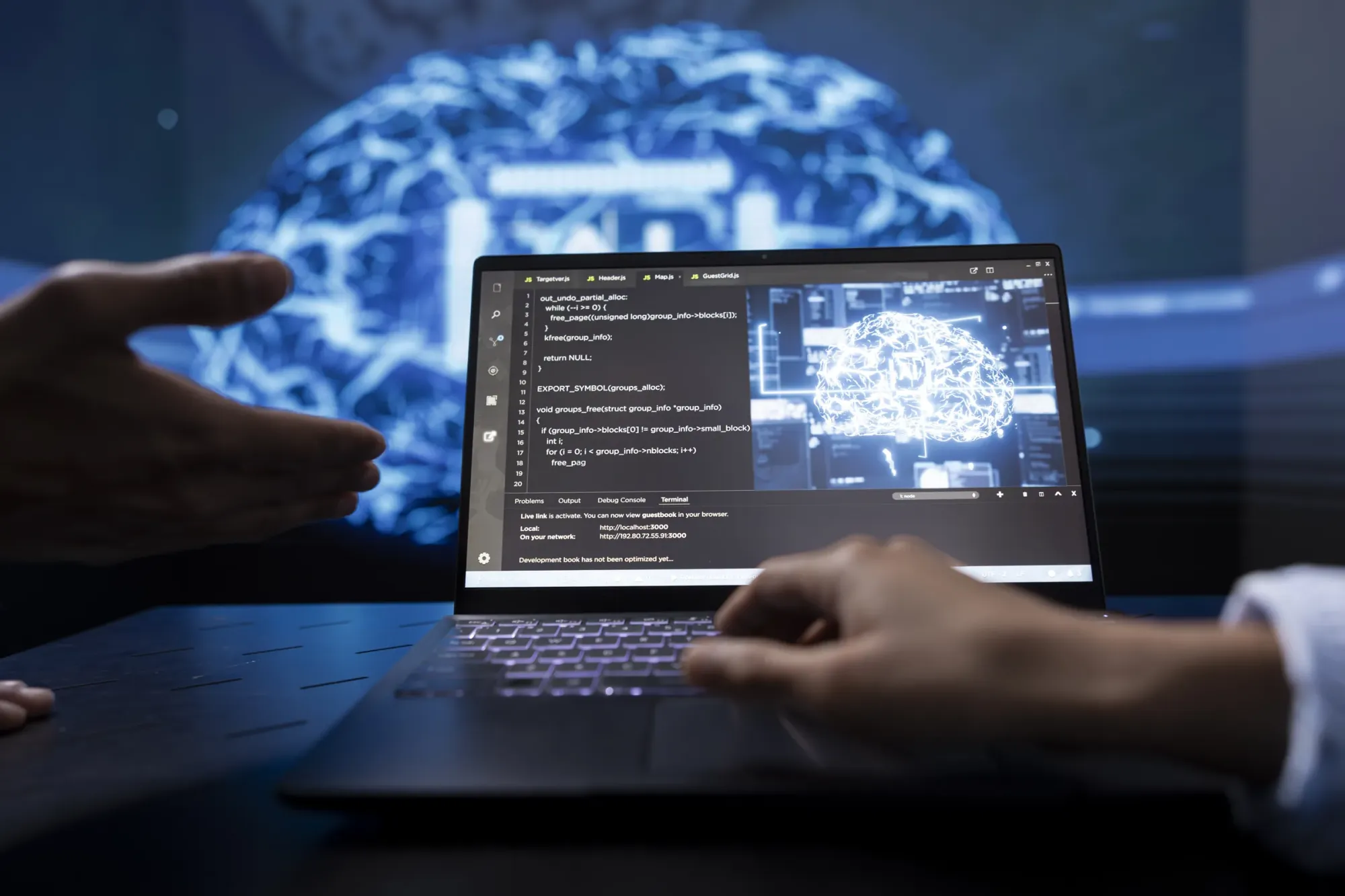 Des mains sur un ordinateur portable affichant du code et un schéma d’intelligence artificielle