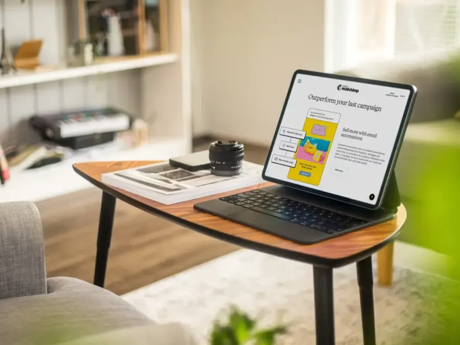 Tablette ouverte sur une table basse, dans un salon lumineux