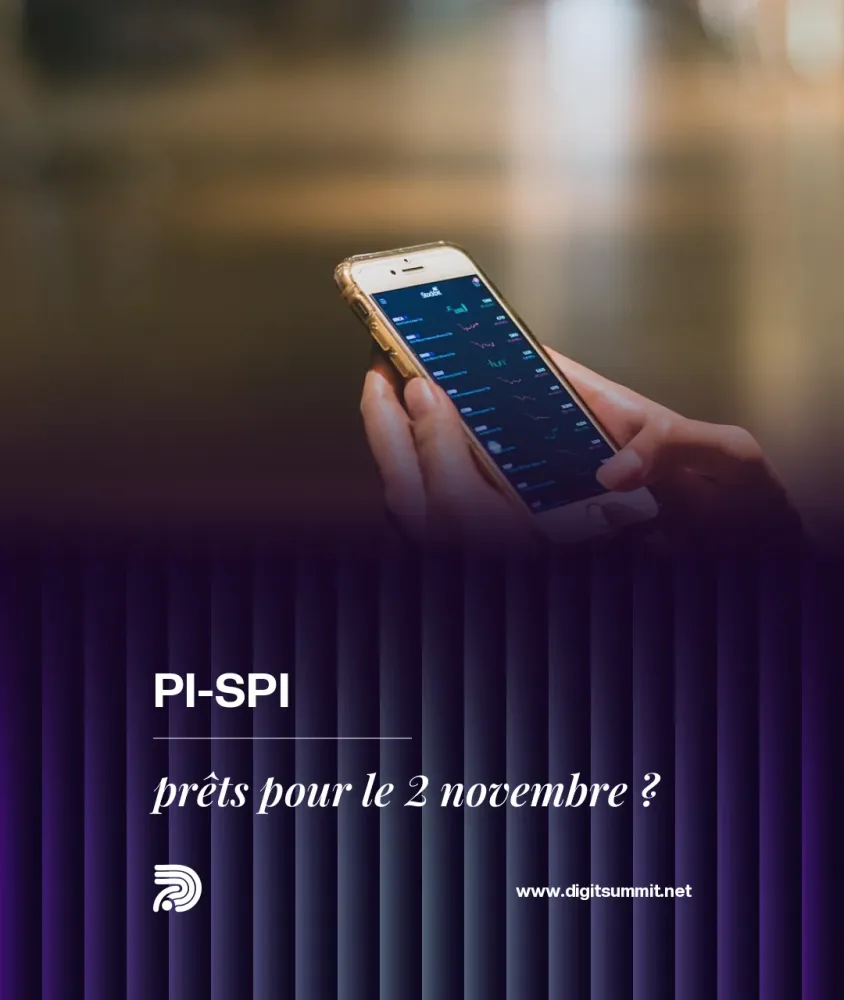 Une commerçante africaine dans sa boutique reçoit le paiement d'un client par mobile money sur son smartphone.